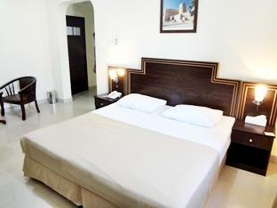 Dolphin Hotel Muskat Bagian luar foto